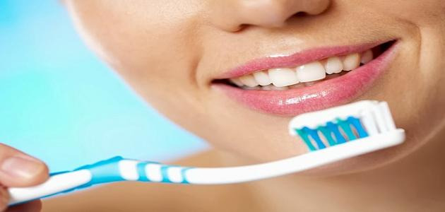 استخدام-فرشاة-الأسنان-ومعجون-الأسنان