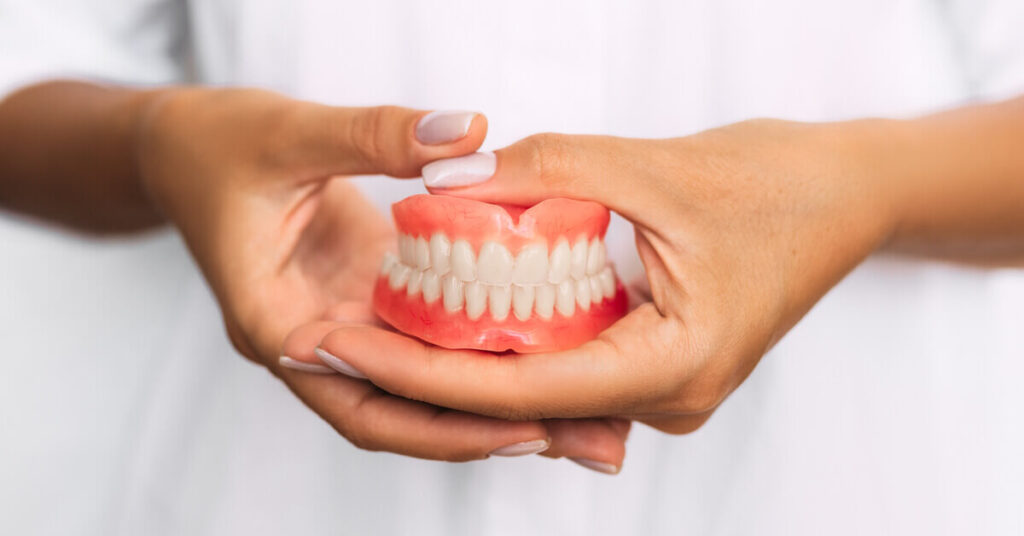تركيبات الأسنان الصناعية المتحركة